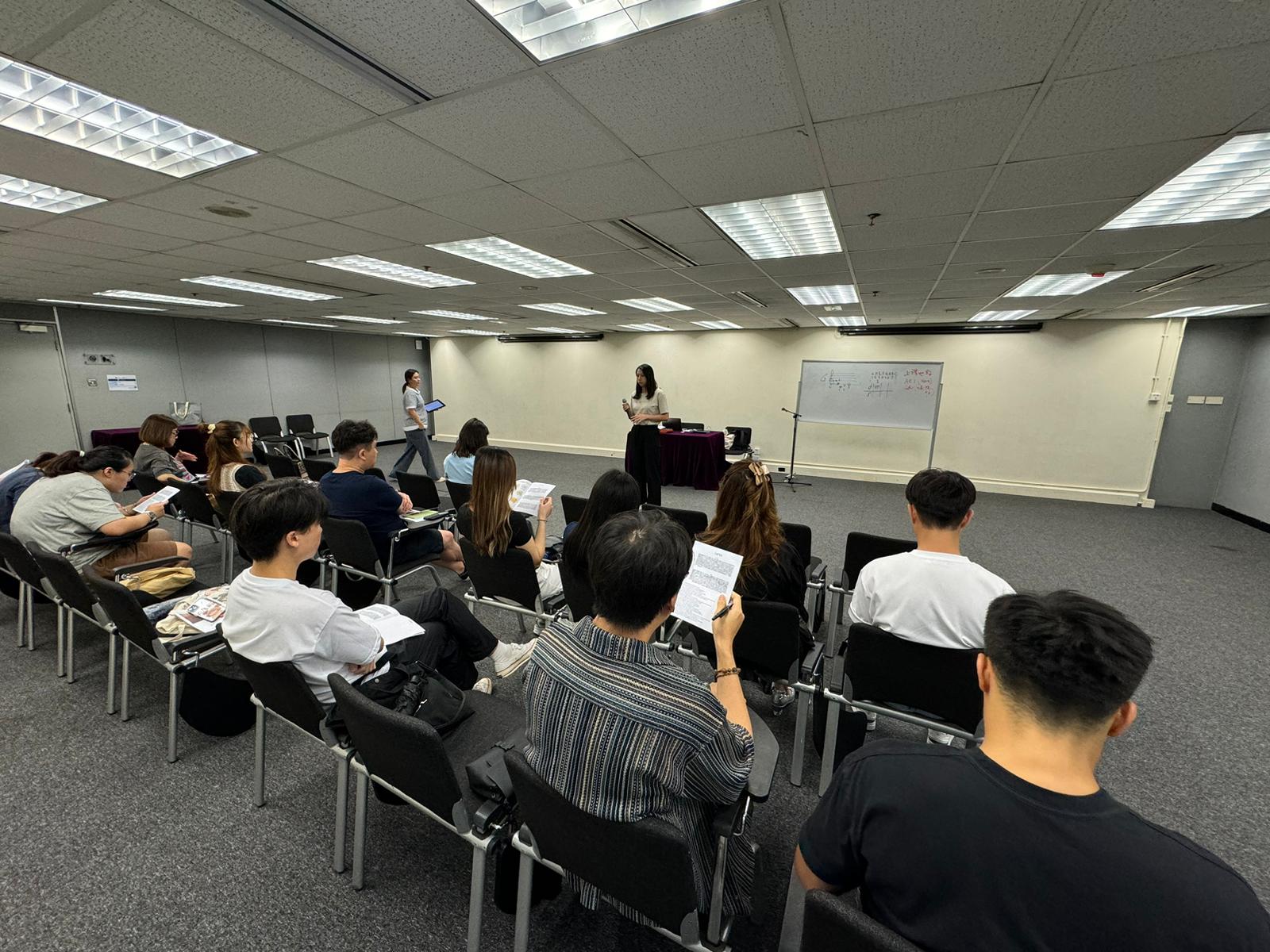 學生在課堂中閱讀筆記並參與聲音訓練